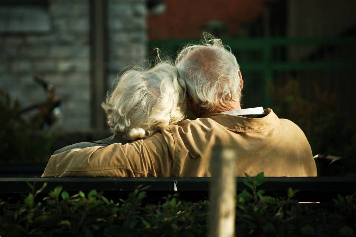 web-old-couple-embrace-bench-back-candida-performa-cc