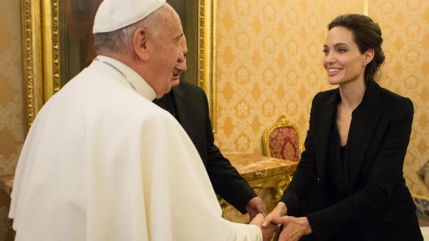 Le 8 janvier 2015, l'actrice américaine et ambassadrice du Haut Commissariat des Nations unies pour les réfugiés (UNHCR) Angelina Jolie rencontre le pape François au Vatican. © AFP PHOTO / OSSERVATORE ROMANO