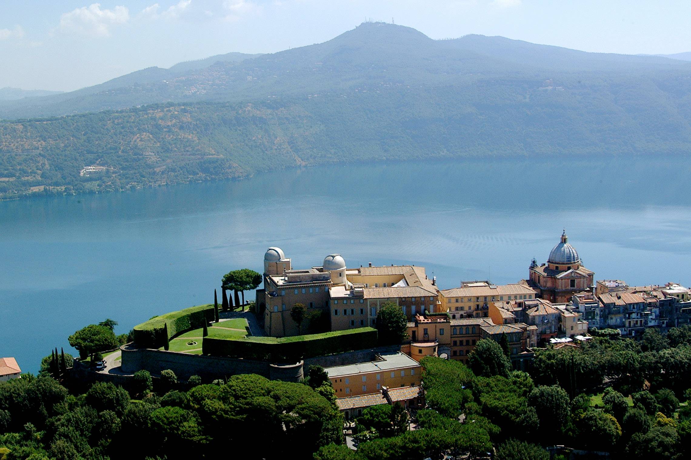 {"rendered":"Castel Gandolfo : \u00e0 quoi ressemble la r\u00e9sidence de vacances des papes ?"}
