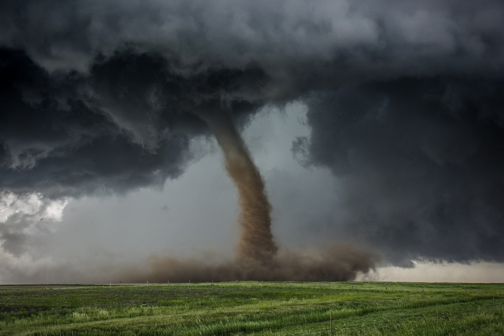 WEB-TORNADO-PLAINS-OKLAHOMA-Minerva-Studio-Shutterstock_287138930