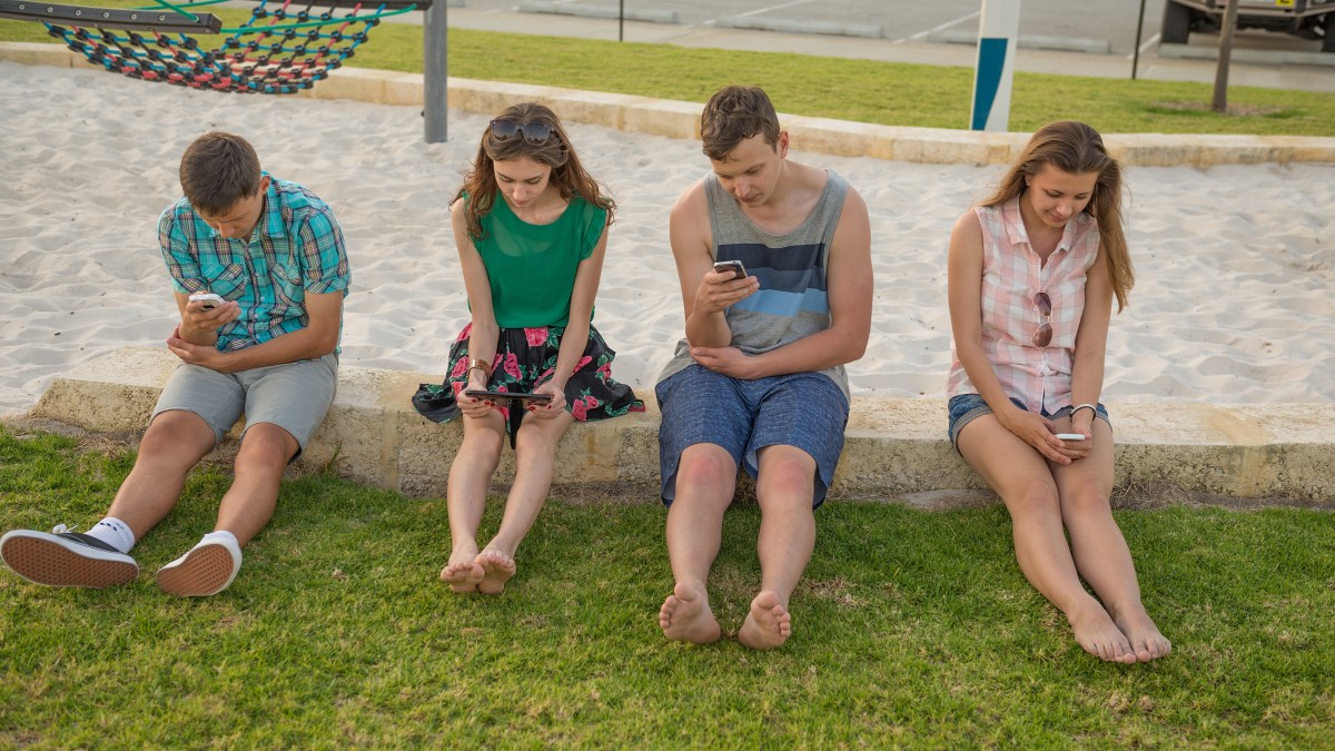 web young four smartphone grass ©Lev Kropotov:Shutterstock