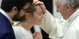 « Votre conjoint a besoin de votre sourire », la lettre du Pape aux époux