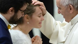 WEB3-POPE-FRANCIS-COUPLE-WOMAN-WIFE-HAND-TOUCH-BLESSING-000_LQ03D-FIlippo-Monteforte-AFP