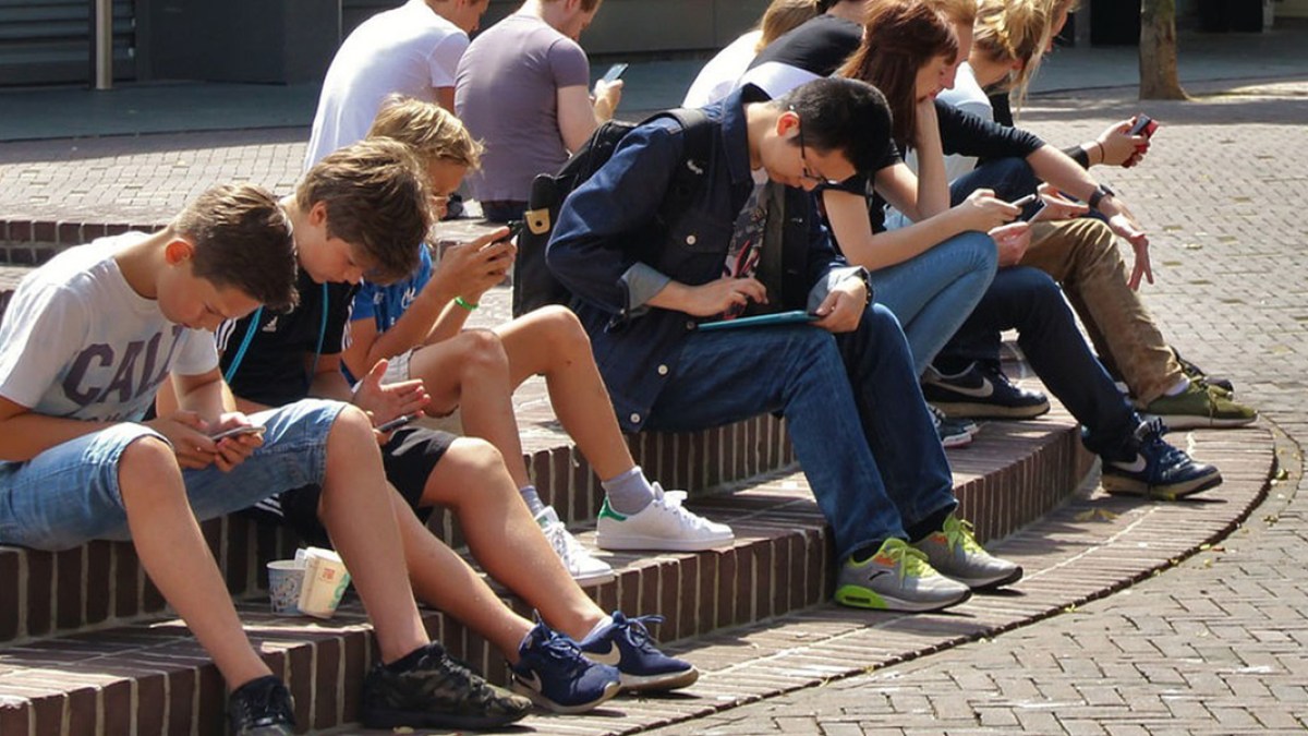 web3-teenager-internet-smartphone-pixabay-cc0.jpg