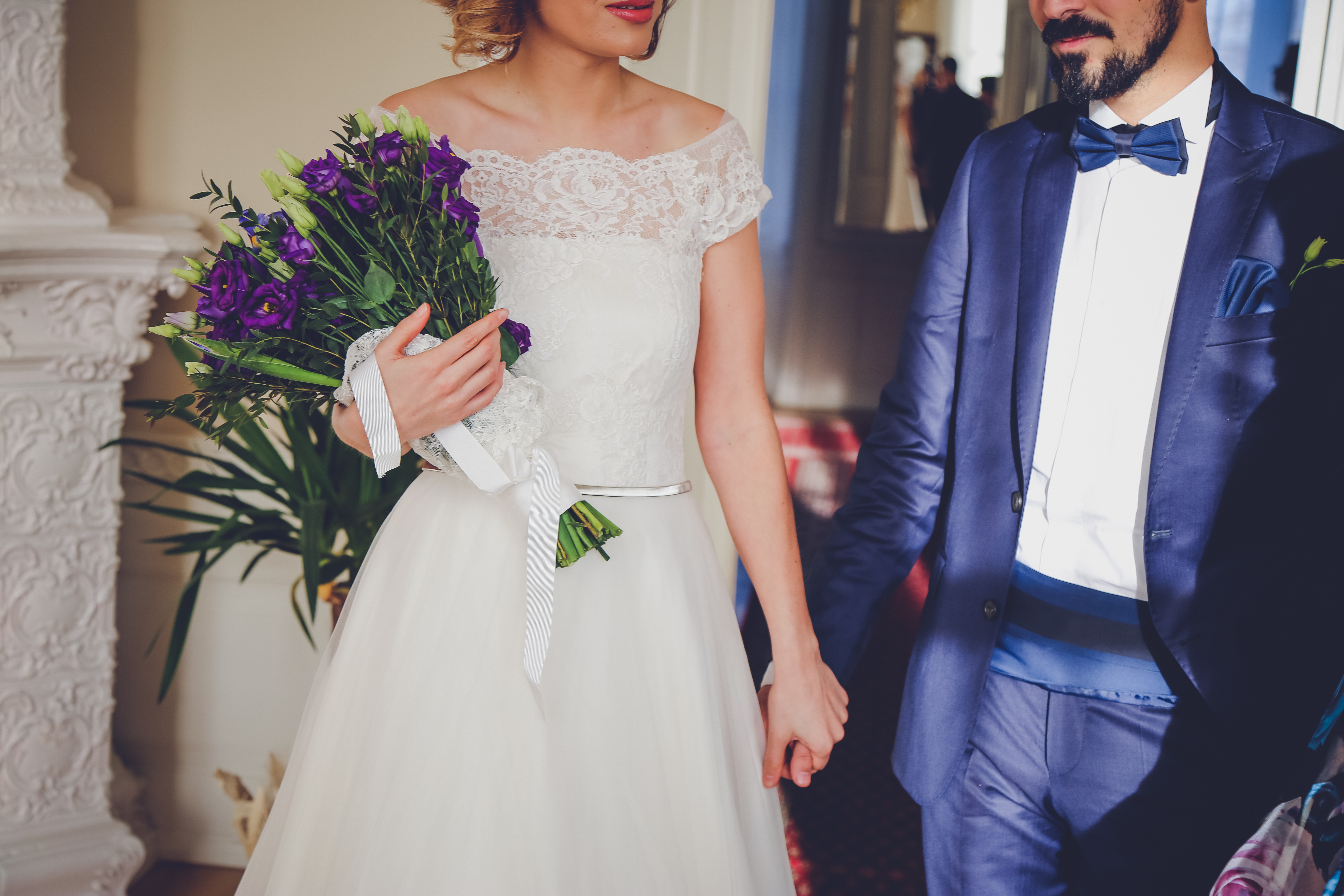 Photo mariés couple mariage tenue costume robe dentelle