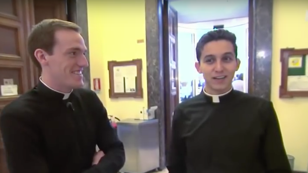 Deux jeunes séminaristes à Rome