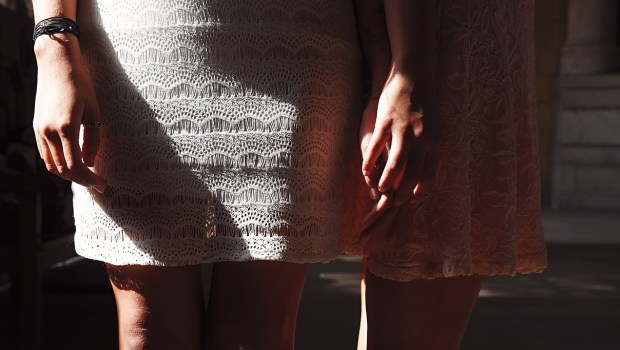 DEUX FEMMES SE TIENNENT LA MAIN