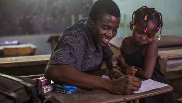 HOMME AVEC UNE PETITE FILLE