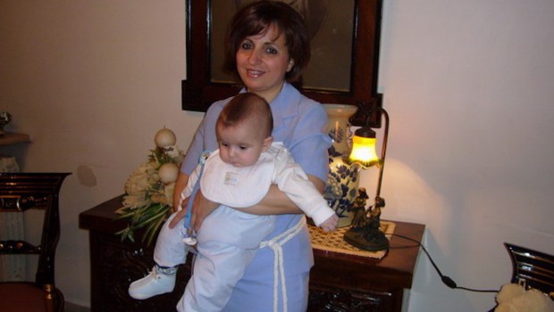 UNE FEMME PORTE LA ROBE DE LA VIERGE
