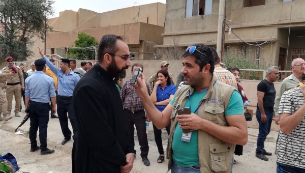 UN JOURNALISTE DE LA RADIO AL-SALAM ENREGISTRE UNE INTERVIEW À QARAQOSH (IRAK).