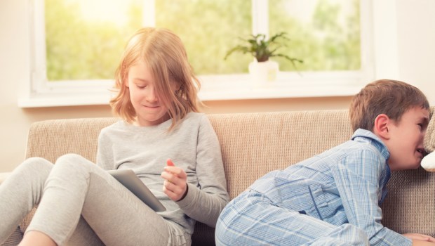 ENFANTS; CANAPE; DISPUTE; PLEURS