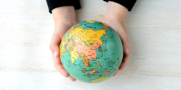 GLOBE TERRESTRE DANS MAINS ENFANT