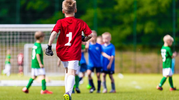 ENFANT JOUANT AU FOOT
