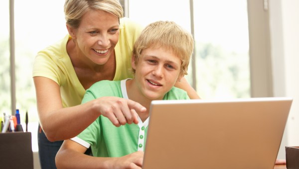 MAMAN QUI AIDE SON ENFANT DANS SES REVISIONS