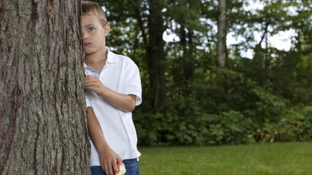 ENFANT SEUL QUI S'ENNUIE