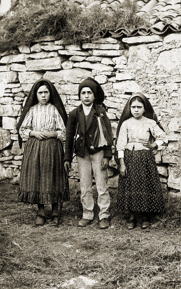 En images l’édifiante histoire des apparitions mariales de Fatima