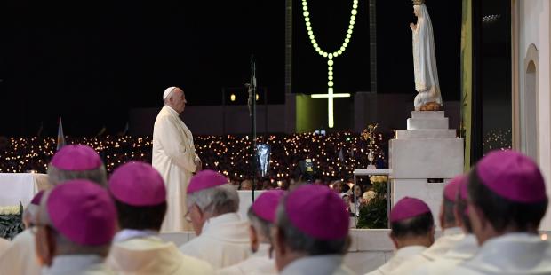 Le Saint-Père se recueille devant Notre-Dame de Fatima. © AFP PHOTO / OSSERVATORE ROMANO
