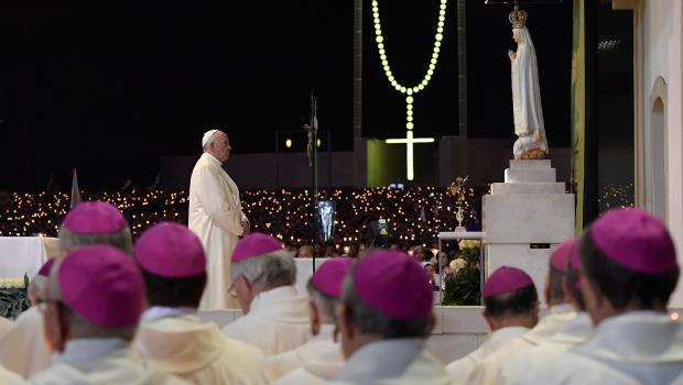 Le Saint-Père se recueille devant Notre-Dame de Fatima. © AFP PHOTO / OSSERVATORE ROMANO