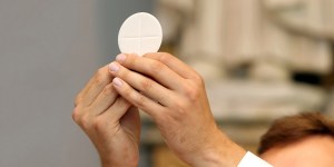 Pourquoi profaner une hostie est ce qu&#8217;il y a de plus grave pour les catholiques ?