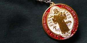 “J’ai porté ta médaille, ô saint père Benoît”