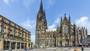 WEB – Tourists and residents in front of the Cologne Cathedral in Cologne, Germany. It is Germanys most visited landmark visited by 20.000 people a day. © Jorg Hackemann – Shutterstock