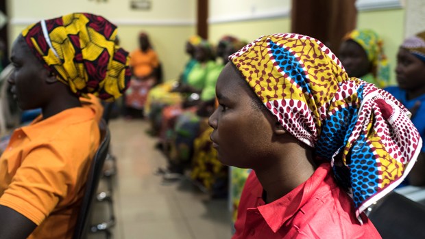 DES LYCÉENNES DE CHIBOK LIBÉRÉES PAR BOKO HARAM ATTENDENT À ABUJA