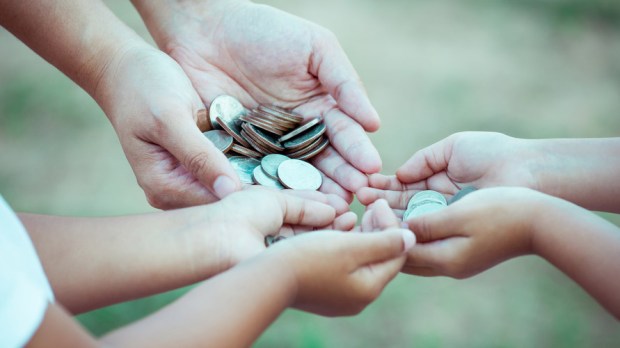 WEB3-FAMILY-MONEY-BUDGET-COINS-HANDS-shutterstock_578798812-By A3pfamily-AI