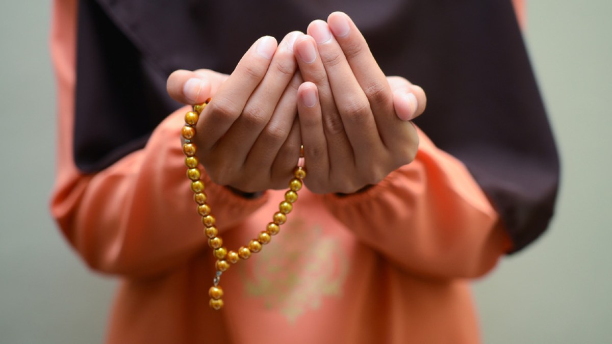 WEB3-MUSLIM-ROSARY-HANDS-shutterstock_548342884-By affendi shahidan-AI