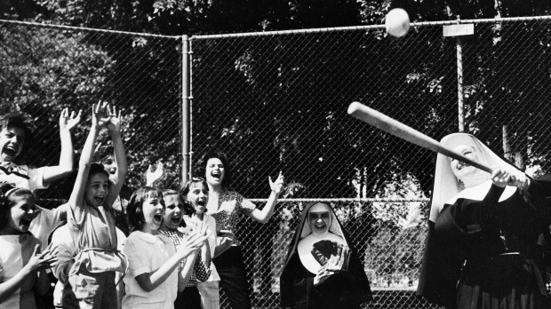 WEB3-PHOTO-OF-THE-DAY-NUN-BASEBALL-AP_546204158914-AP-Photo