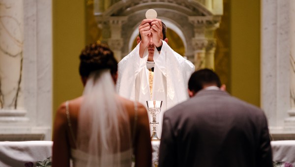 PRÊTRE QUI CELEBRE UN MARIAGE