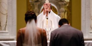 Qui donne le sacrement du mariage ?