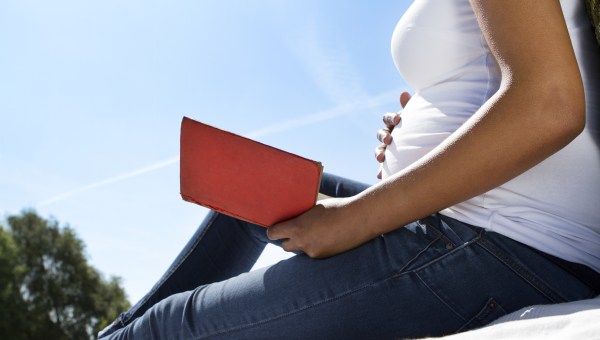 MAMAN ENCEINTE LIT UN LIVRE