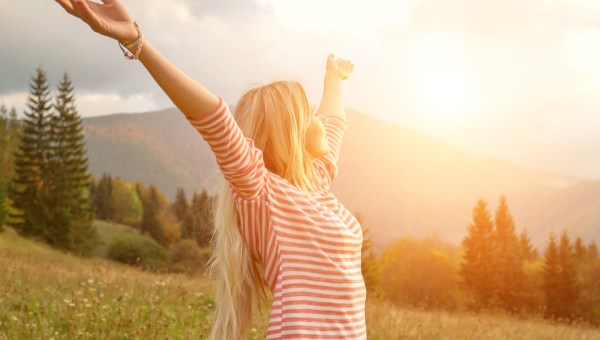 FEMME HEUREUSE AU SOLEIL