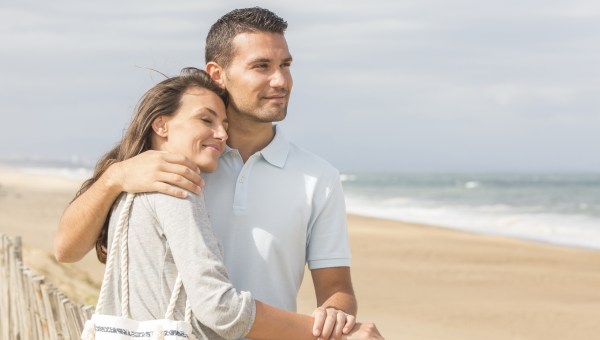 JEUNE COUPLE FIANCE EN WEEKEND