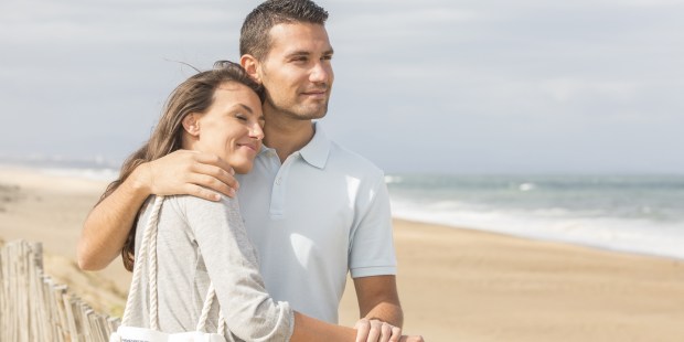JEUNE COUPLE FIANCE EN WEEKEND