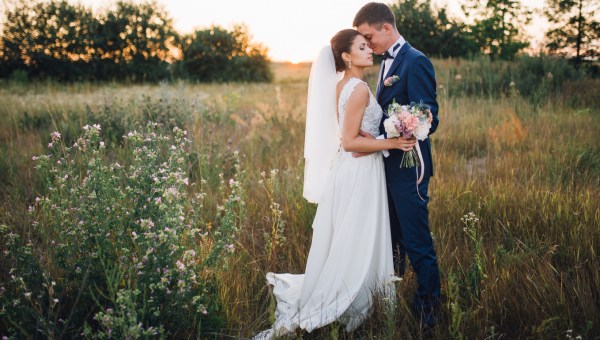 COUPLE DE JEUNES MARIÉS