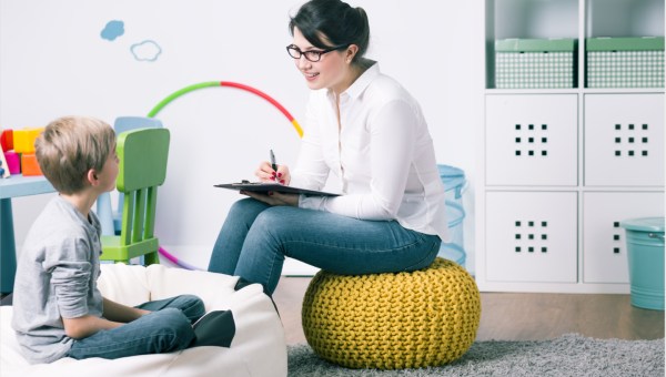 ENFANT AVEC UNE PSYCHOLOGUE