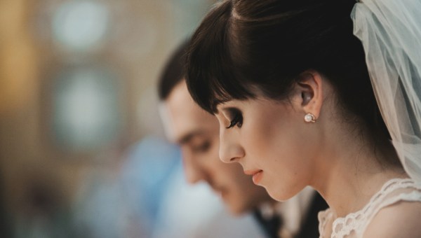 Jeune mariée en train de prier