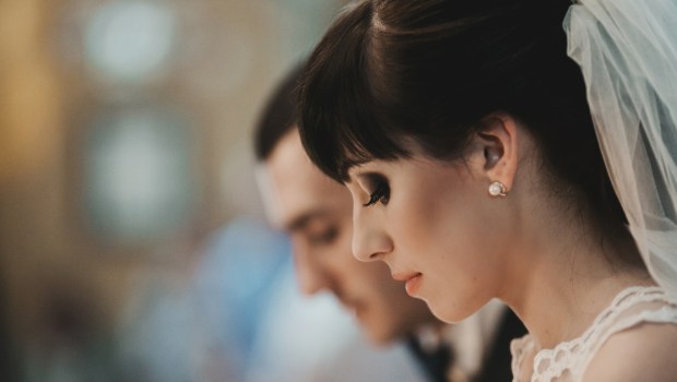 Jeune mariée en train de prier