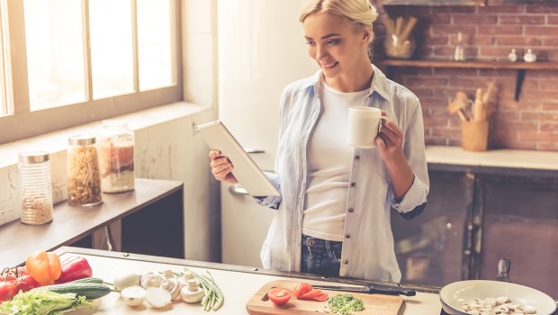 JEUNE FILLE EN TRAIN DE FAIRE LA CUISINE