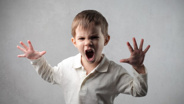 PETIT GARÇON QUI HURLE