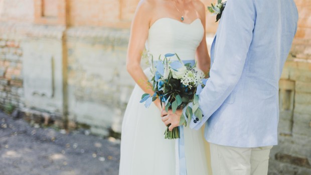 COUPLE DE JEUNES MARIÉS