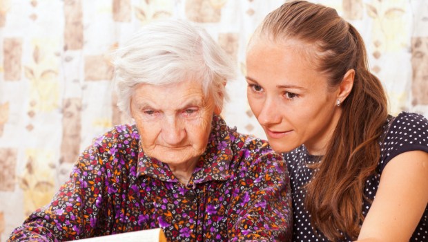 JEUNE FEMME ET SA MERE AGEE