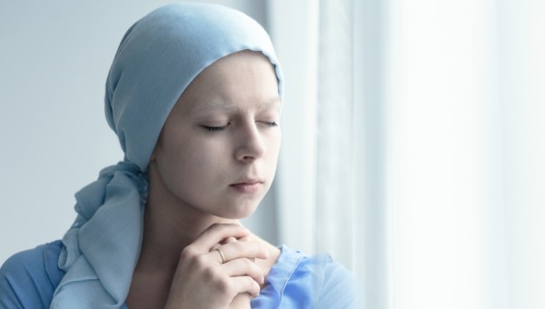 FEMME MALADE QUI PRIE