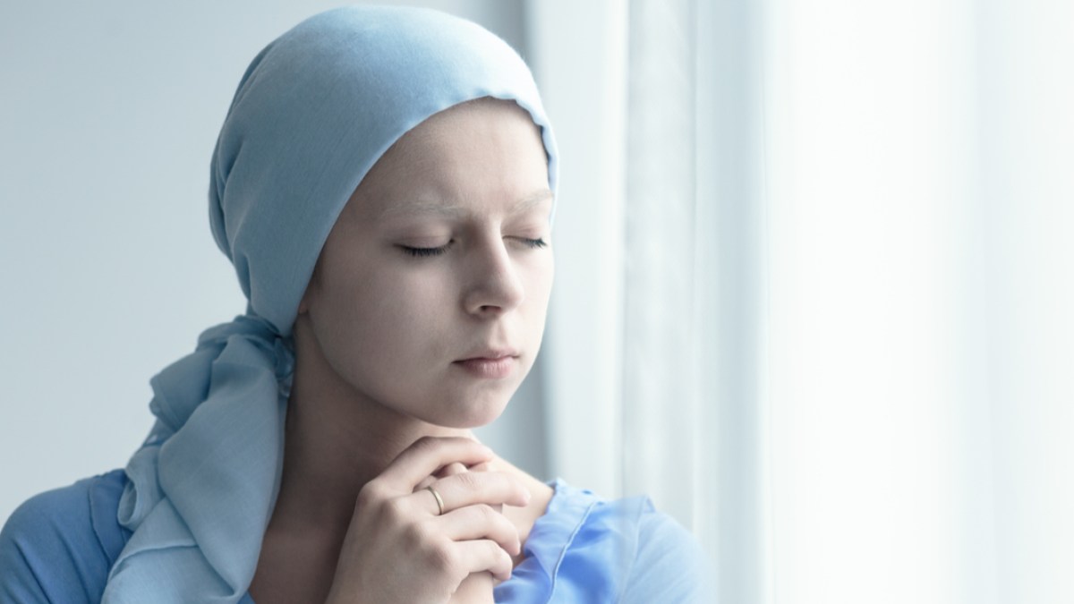 FEMME MALADE QUI PRIE