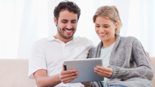 COUPLE DEVANT UNE TABLETTE