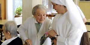 Prendre soin des personnes âgées à l’école des Petites Sœurs des Pauvres