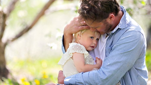 WEB3 FATHER DAUGHTER HUG CRYING COMFORT OUTDOORS Shutterstock