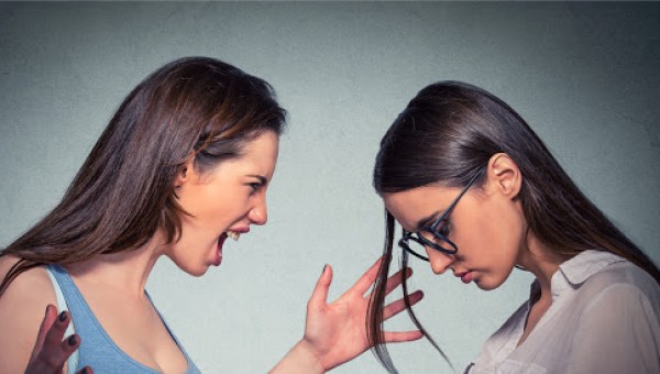FEMME QUI HURLE SUR UNE AUTRE