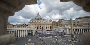 Qui fait tourner la machine vaticane quand le pape François n’est pas là ?